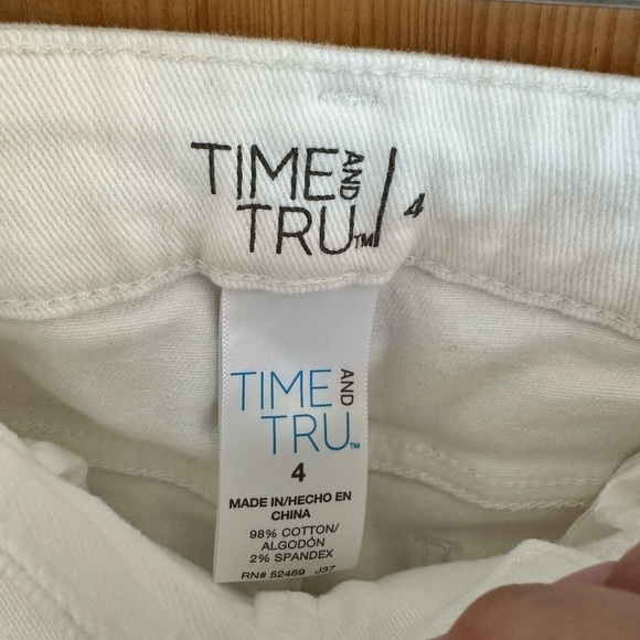 🎉Time And Tru White Denim Shorts Size 4 Distressed - Picture 9 of 10